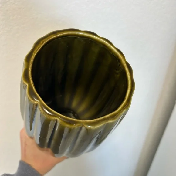 Vintage Green McCoy pottery vase - Picture 4 of 5